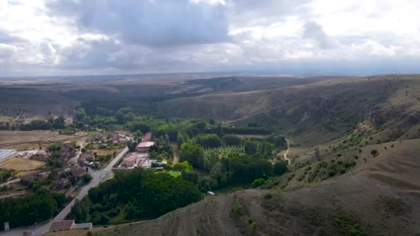 Вид Воздуха Долину Образованную Холмами Зданиями Дне Ущелья Испания — стоковое видео