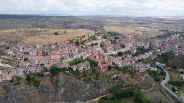 İspanya 'nın merkezinde, Sepulveda Dağı' nın yamacına inşa edilmiş inanılmaz eski bir kasaba.