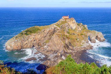 San Juan de Gaztelugatxe 'nin bulunduğu kuzey İspanya' nın kayalıkları