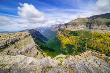 İspanyol Pirenesi 'ndeki uçsuz bucaksız Ordesa Vadisi' nin panoramik manzarası