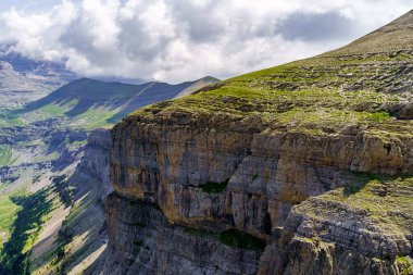 İspanya 'nın Ordesa Vadisi' ndeki kayalık dağlarda etkileyici uçurumlar.