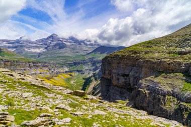 Arka planda en yüksek tepe noktası olan Ordesa Vadisi 'nin muhteşem manzarası, Monte Perdido, Pyrenees, İspanya