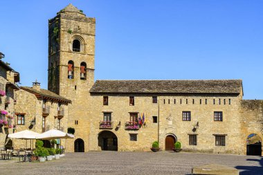 Dağ kasabasının merkezi meydanı Ainsa, eski taş evleri ile