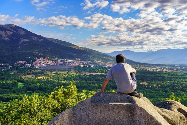 Muž Uvažující Výhledu Escorial Mezi Horami Madrid — Stock fotografie