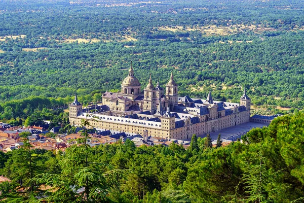Dünya mirası olan El Escorial 'ın etkileyici manastırının panoramik manzarası.