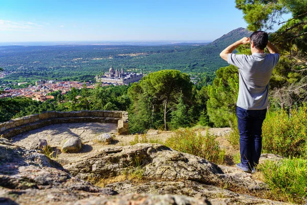 Muž Uvažující Úchvatném Výhledu Klášter Escorial Madridu — Stock fotografie