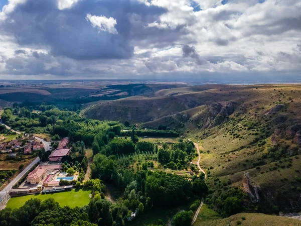 Вид Воздуха Долину Образованную Холмами Зданиями Дне Ущелья Испания — стоковое фото