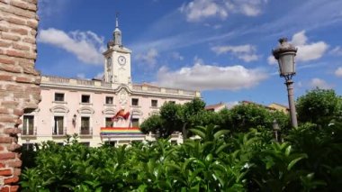 Başkentin belediye binası Alcala de Henares Bulutlu bir günde mavi gökyüzü