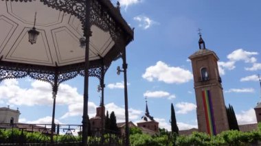 Eşcinsel gurur bayrağı taşıyan Alcala de Henares Kulesi