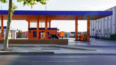 Enflasyon nedeniyle yüksek fiyatlı bir sanayi bölgesinde yakıt ikmali yapılacak.