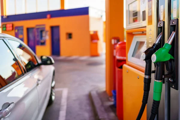停放在加油站的汽车 准备用软管加油 — 图库照片