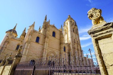 İspanya 'nın Castilla ve Leon kentlerindeki Segovia Gotik Katedrali' nin ana cephesi.