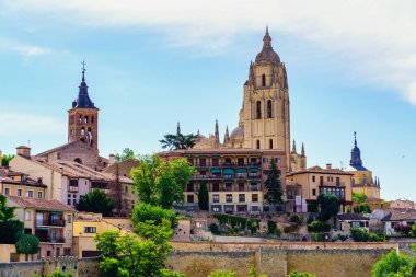 Gökyüzüne yükselen ortaçağ binalarıyla Segovia şehrinin silueti.