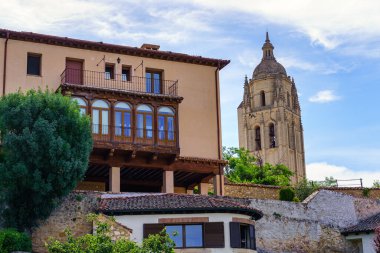 İspanya, Castilla Leon 'daki Segovia Gotik Katedrali' nin resimli binaları ve kulesi.