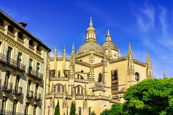 Vista Superior Catedral Gótica Segovia Con Sus Altas Cúpulas Elevándose —  Fotos de Stock
