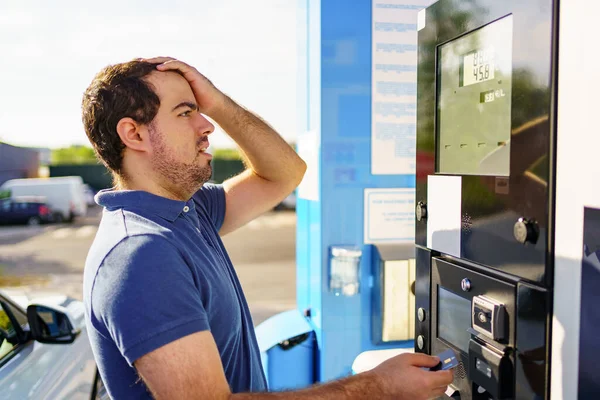 Caucasien Jeune Homme Surpris Par Les Prix Élevés Carburant Sur — Photo