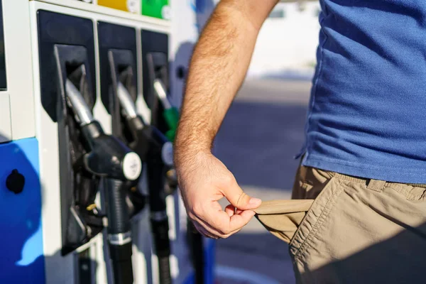 Człowiek Pustymi Kieszeniami Znaku Wysokich Cen Paliwa Stacjach Benzynowych — Zdjęcie stockowe