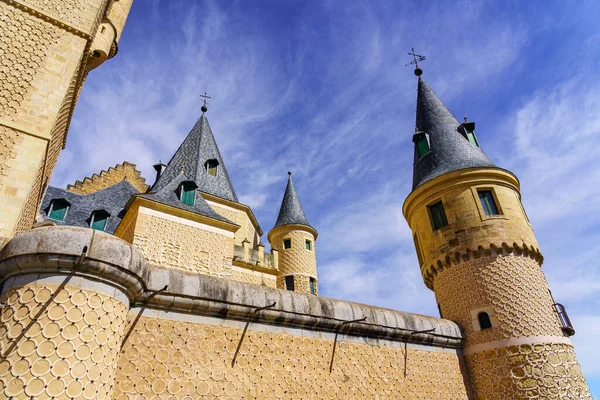 Castelo Medieval Segóvia Com Suas Torres Apontando Para Céu Azul — Fotografia de Stock