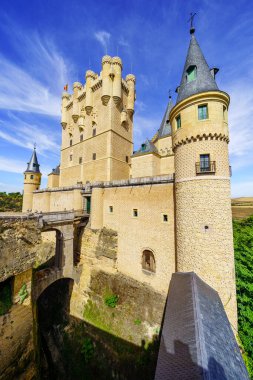 İspanya 'daki Segovia Alcazar Ortaçağ kalesi ve savunma hendeği