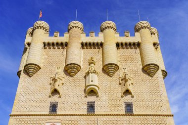 Segovia 'daki Alcazar şatosunun ana cephesi, bir dünya mirası bölgesi, İspanya