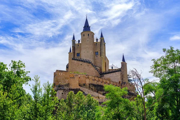Vista Panorâmica Castelo Medieval Alcazar Segóvia Erguendo Majestosamente Para Céu — Fotografia de Stock