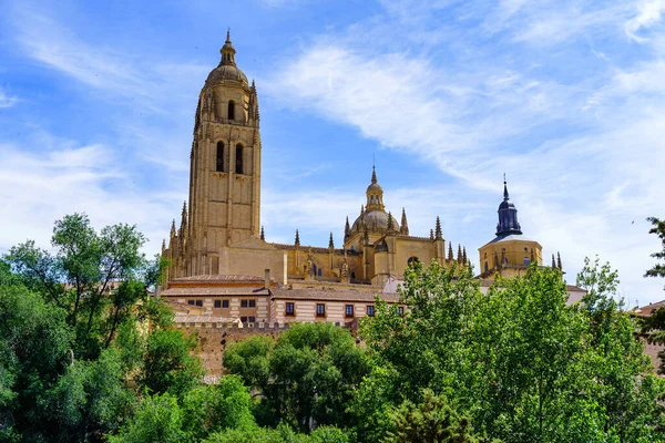 Pohled Impozantní Katedrálu Segovia Vysokou Věží Stoupající Obloze Španělsko — Stock fotografie
