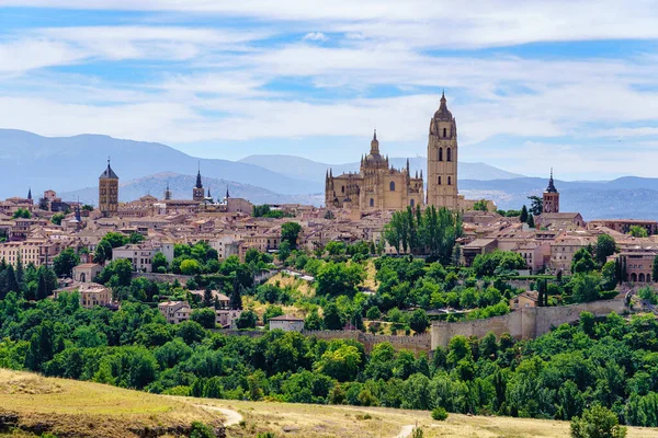 Vista Panorâmica Cidade Segóvia Com Seu Horizonte Edifícios Antigos Colina — Fotografia de Stock