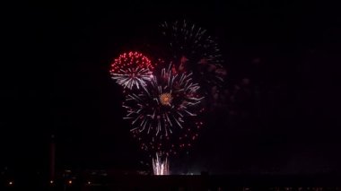 Gece karanlığında rengarenk havai fişekler
