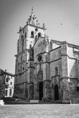 Madrid 'in Torrelaguna kasabasındaki Mary Magdalene kilisesi ve köyün ana meydanı.