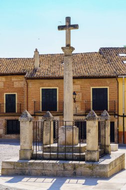 Madrid, Torrelaguna 'daki ana kasaba meydanında Katolik taş haçı