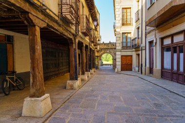 Şehrin ana meydanı San Esteban de Gormaz 'da bulunan ara sokaktaki ortaçağ binaları.