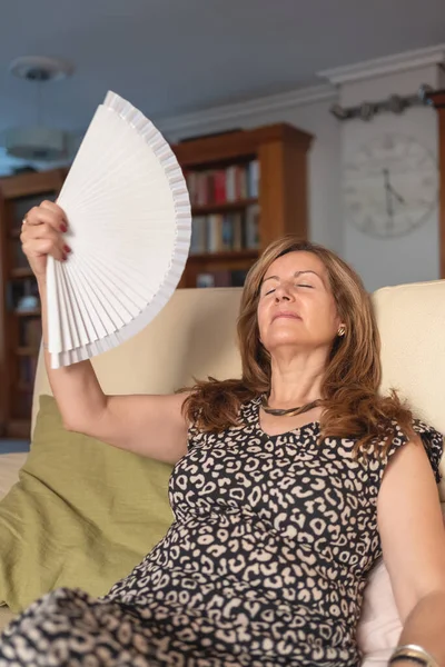 Yazın yüksek sıcaklıklarıyla çok fazla ısı üreten son sınıf öğrencisi bir kadın.