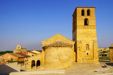 San Esteban de Gormaz şehrinde çan kulesi olan eski Romen taş kilisesi, Soria