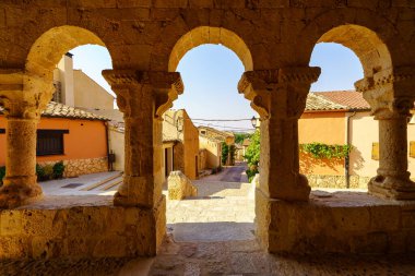 San Esteban de Gormaz köyündeki San Miguel kilisesinde taş kemerli Roma manastırı.