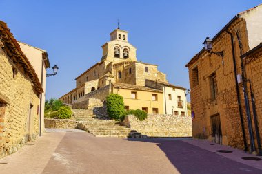 Soria 'nın San Esteban de Gormaz kasabasındaki Virgen Rivero' nun Romanesk kilisesi.