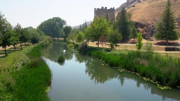 Ucero River Passing Quietly Next Wall Medieval City Burgo Osma — ストック動画