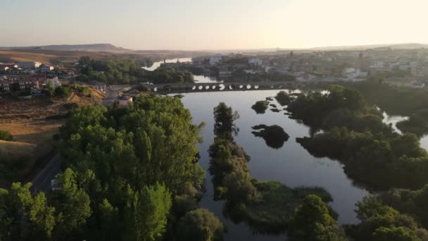 Вид Річку Спокійної Води Середньовічним Мостом Біля Підніжжя Старого Міста — стокове відео