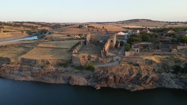 Ruined Castle Edge Cliff Quiet Lake Tormes River Salamanca — Stockvideo