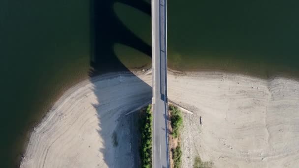 Road Bridge Crosses Blue Lake Vehicles Pass One Shore Other — Video Stock