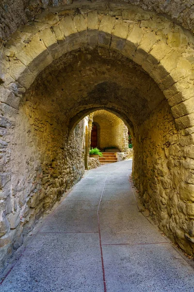 Узкая Аллея Каменными Арками Атмосферой Древних Времен Madremanya Girona Catalonia — стоковое фото