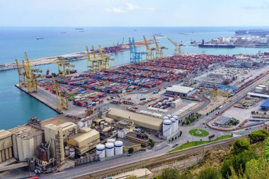 Barcelona Limanı, İspanya, 25 Ağustos 2022: Barcelonas konteynırı ve şehrin eteğindeki mal limanı