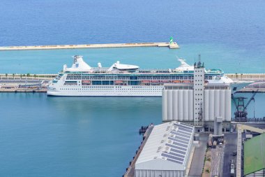 Barcelona Limanı, İspanya, 25 Ağustos 2022: Yolcu gemisi Barcelona limanına yanaştı