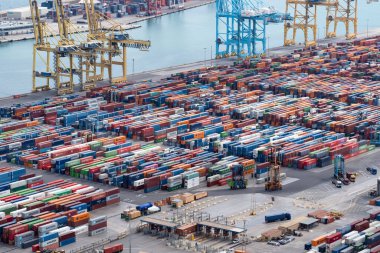 Barcelona Limanı, İspanya, 25 Ağustos 2022: Barselona limanında binlerce endüstriyel konteynır depolandı