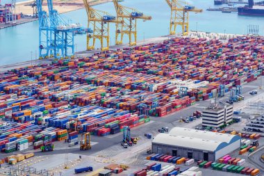 Barcelona Limanı, İspanya, 25 Ağustos 2022: Binlerce konteynır, vincin gemilere yüklenmesini bekliyor