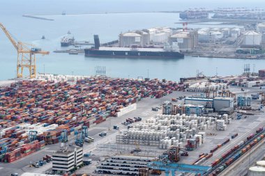 Barcelona Limanı, İspanya, 25 Ağustos 2022: Depolanmış konteynırlar ve büyük gaz tanklarıyla Barcelona limanının havadan görünüşü