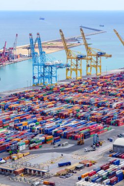 Barcelona Limanı, İspanya, 25 Ağustos 2022: Binlerce konteynır, vincin gemilere yüklenmesini bekliyor