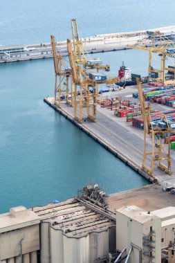 Barcelona Limanı, İspanya, 25 Ağustos 2022: Barselona limanındaki gemilerin yükleme ve boşaltma için büyük vinçler