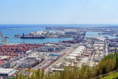 Barcelona Limanı, İspanya, 25 Ağustos 2022: Avrupa 'nın en işlek konteynır limanlarından biri olan Barcelona limanının panoramik manzarası.