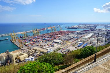 Ticaret gemileri ve kargo konteynırlarıyla Barcelona limanının panoramik manzarası, İspanya