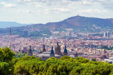 Barcelona şehrinin panoramik manzarası. Binaları İspanya 'nın etrafındaki tepelerin yanında toplanmıştı.